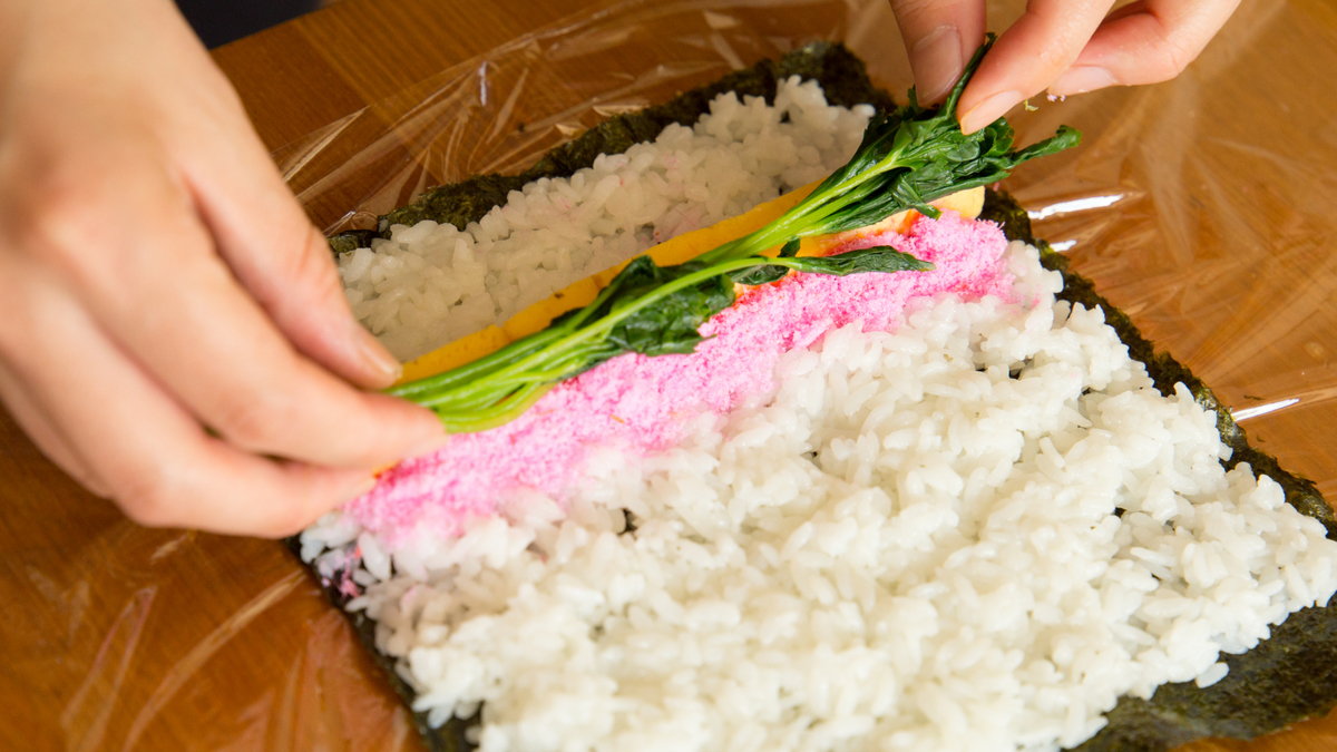ラップで作る 巻き寿司 作り方 レシピ クラシル