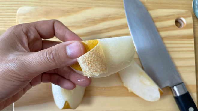 「皮をむく必要なし！」“梨”の簡単な2つの切り方！写真付きで解説 | クラシル