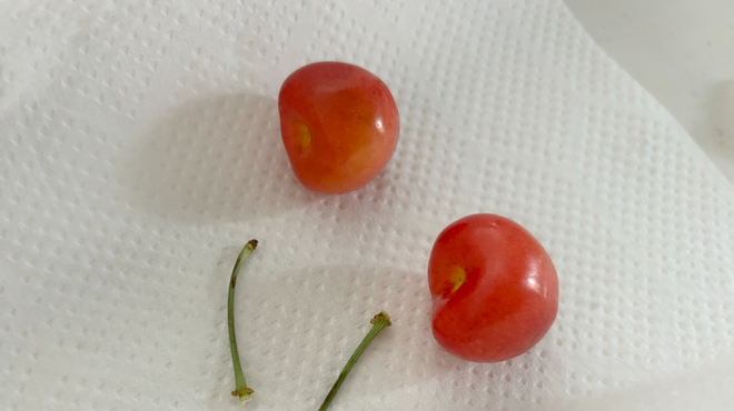 さくらんぼを冷凍する場合は、枝を取り除く