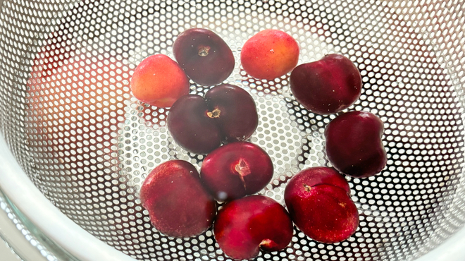 さくらんぼを洗うときは、水を張ったボウルにザルを入れたさくらんぼを入れ、軽くゆすり洗いをする