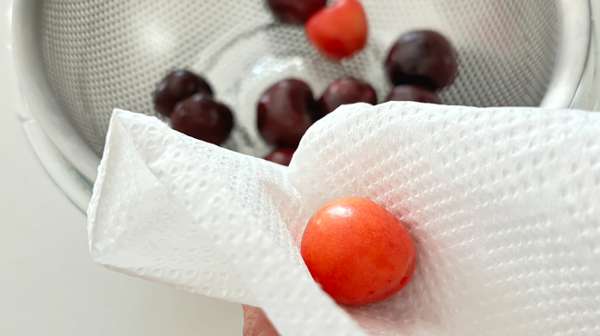 さくらんぼは水気をよくふき取るのも保存のポイント