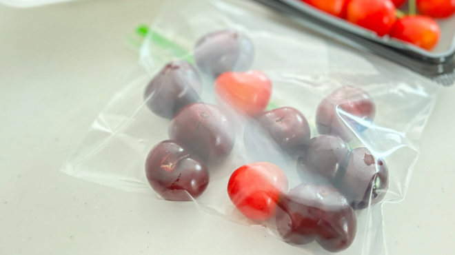 さくらんぼを冷凍保存する際は冷凍用保存袋に重ならないように入れる