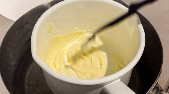 ホワイトチョコレートを小さめの鍋に入れて湯煎にかける