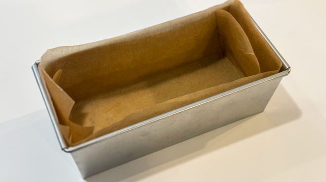 型にクッキングシートを敷く