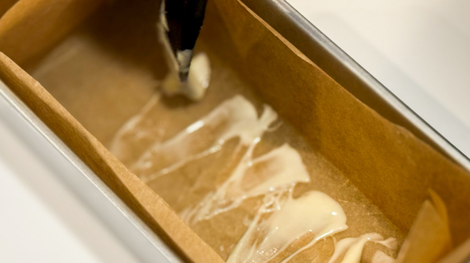 ゴムベラでホワイトチョコレートを模様を描くように広げる