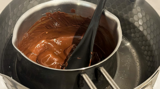 ミルクチョコレート小さめの鍋に入れて湯煎にかける