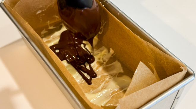 溶かしたミルクチョコレートを型に入れる