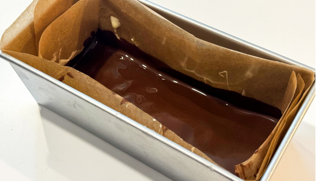 ミルクチョコレートを全体に広げたら冷蔵庫で冷やす