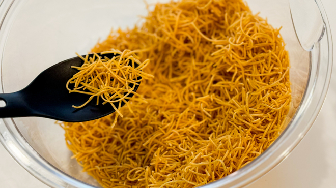 ボウルに入れて砕いた皿うどん