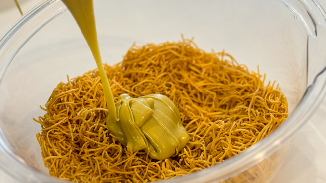 砕いた皿うどんにピスタチオスプレッドを加える