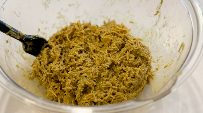 皿うどんとピスタチオスプレッドをまんべんなく混ぜ合わせる