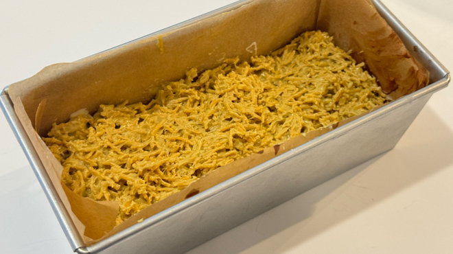 型にピスタチオスプレッドを絡めた皿うどんを敷き詰める