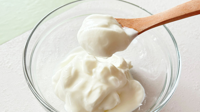 冷蔵庫で24時間水気を切った手作りグリークヨーグルト
