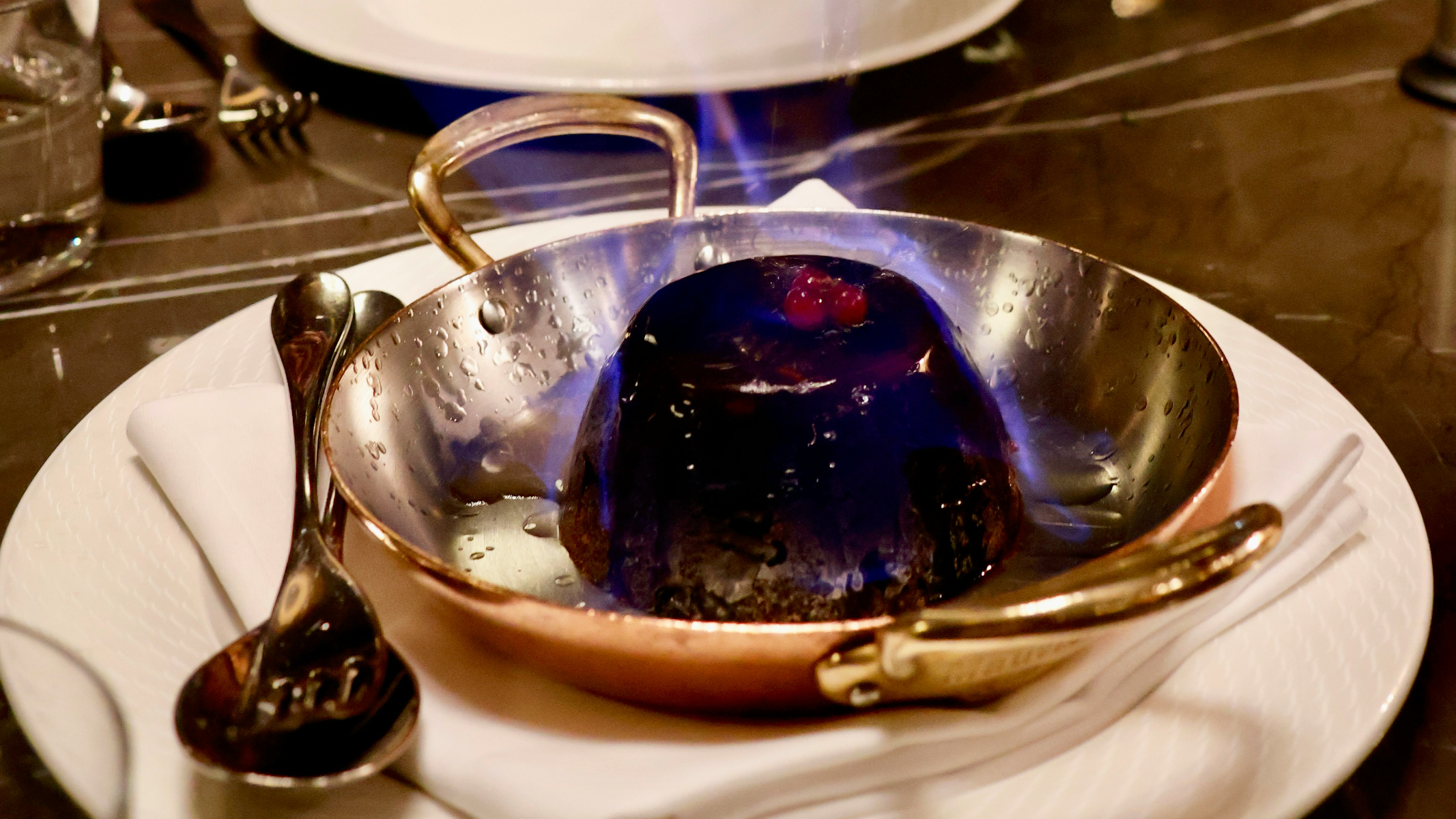 イギリスの伝統菓子「クリスマスプディング」とは？伝統的な作り方や食べ方についても解説！ | クラシル