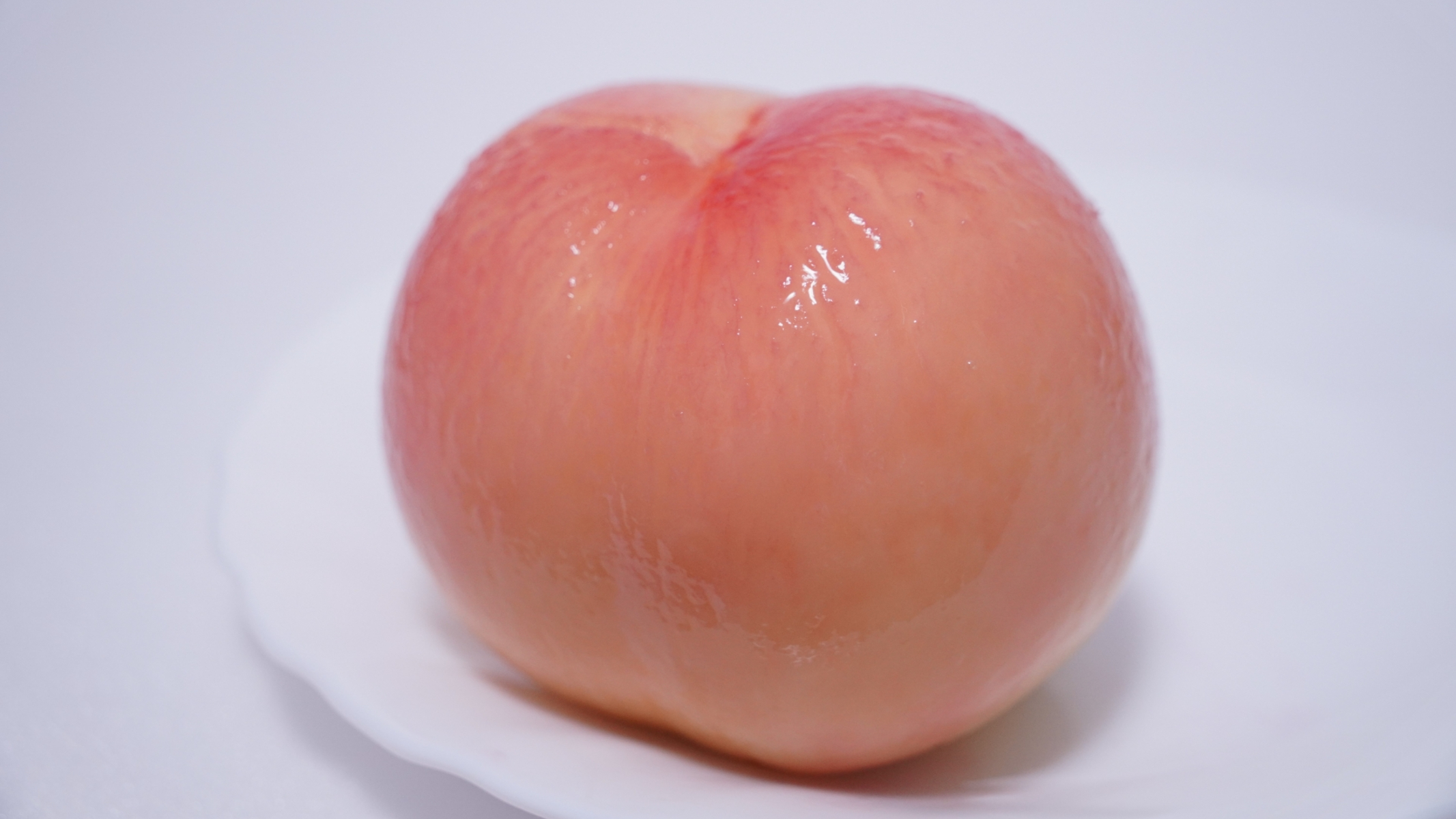 まだ包丁使ってるの？」“桃”の皮がつるんと剥けちゃう裏ワザ