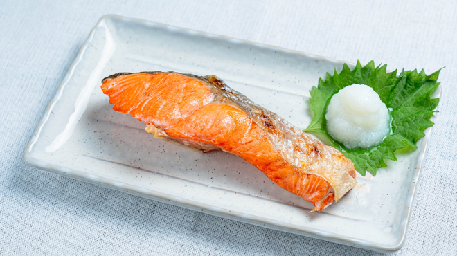 鮭の皮は食べられる?栄養と効果、おすすめレシピも紹介 | クラシル