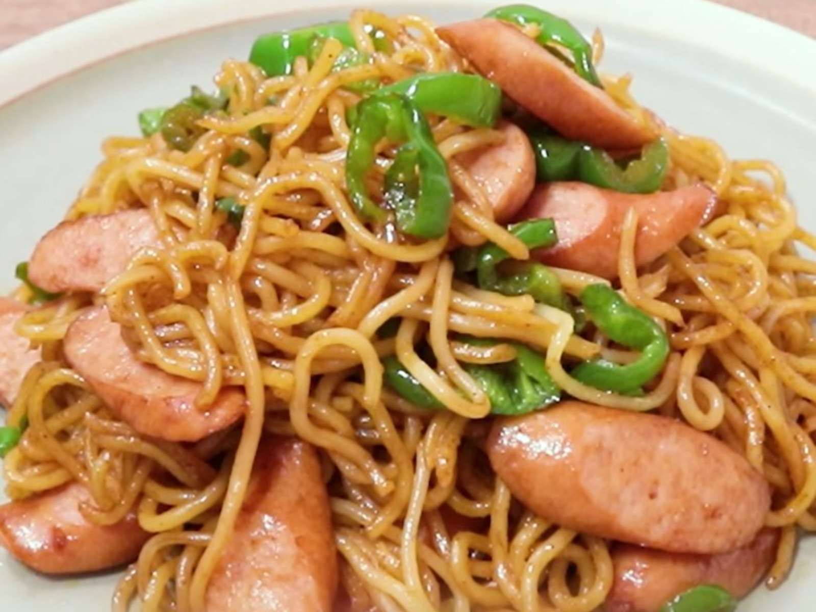休日のお昼ごはんにいかが アレンジも楽しい 焼きそば レシピ5選 クラシル