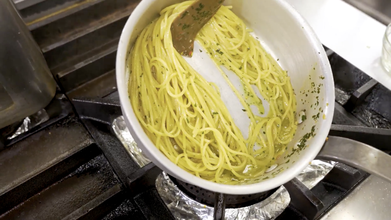 お家で“お店級ペペロンチーノ”が作れます！パスタ世界一シェフの裏技に「食べたい以外の選択肢ない！」