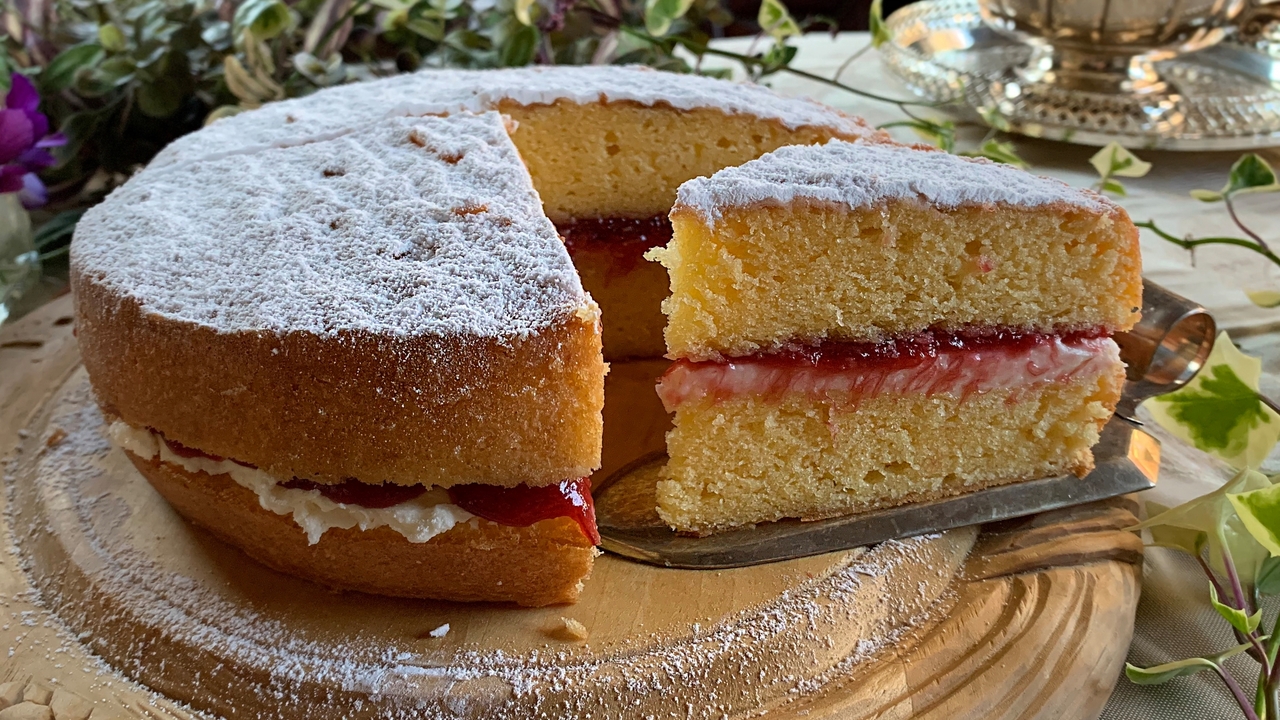 イギリス女王が愛した英国伝統菓子"ヴィクトリアケーキ"とは？由来やショートケーキとの違いを解説