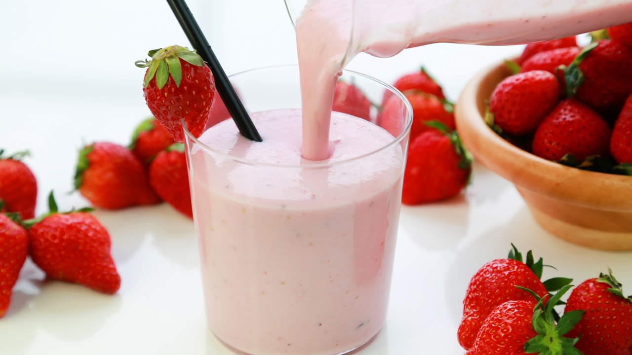 ミキサーなしで作れるの！？簡単スムージーの裏ワザに「知らなかった..!」