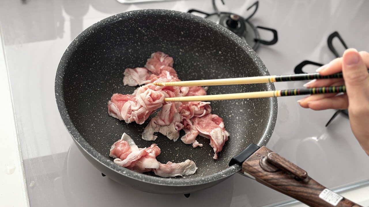 「お肉、かたまってほぐせない...」そんなときに！簡単にほぐして焼ける裏技とは？