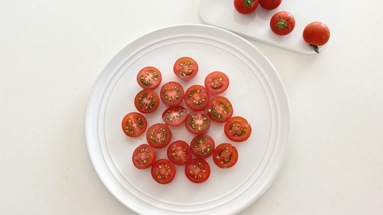 大量のミニトマトを爆速で半分に切る裏ワザとは？「つぶれずにキレイ！」