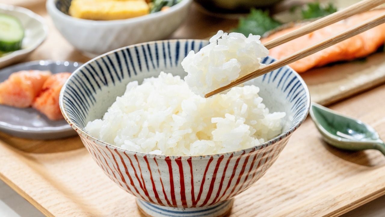 「20~70代の男女200人に聞いた！」海外旅行中に食べたくなった“和食”といえば？3位ラーメン、2位白米を抑えた1位は…