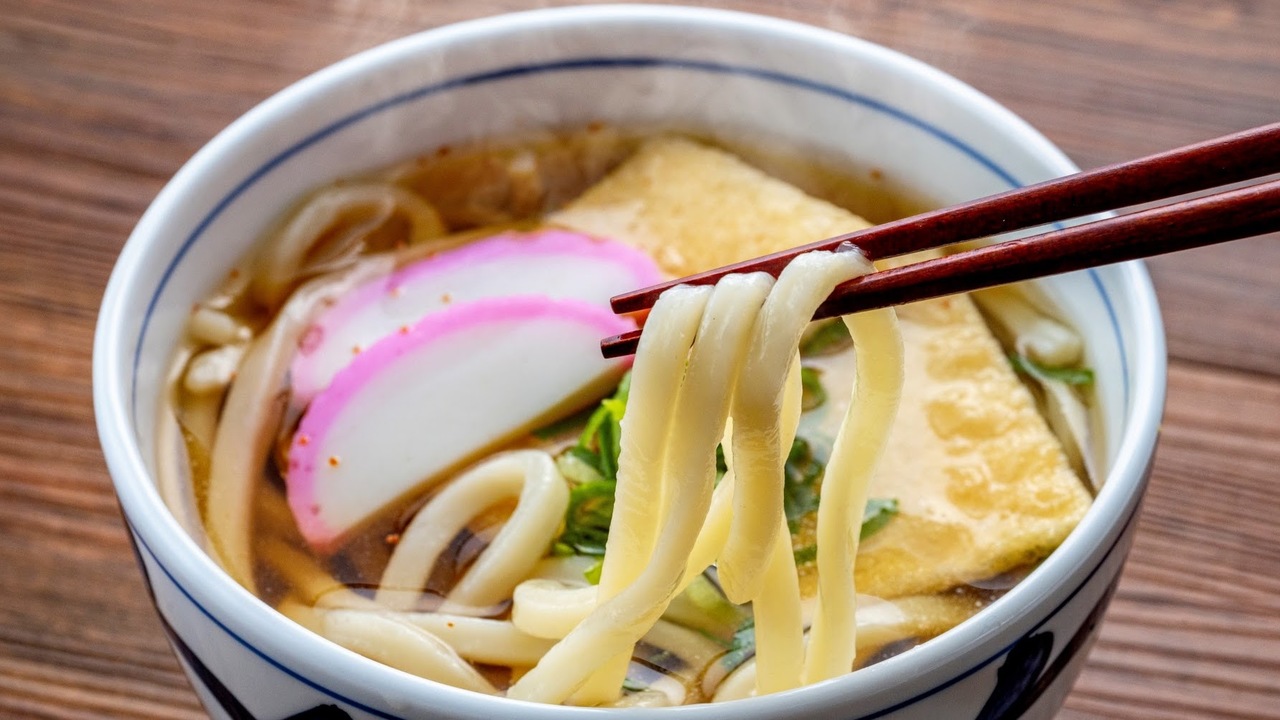 “うどん”の食べ方といえば？3位きつねうどん、2位ざるうどん！200人に聞いた1位は…