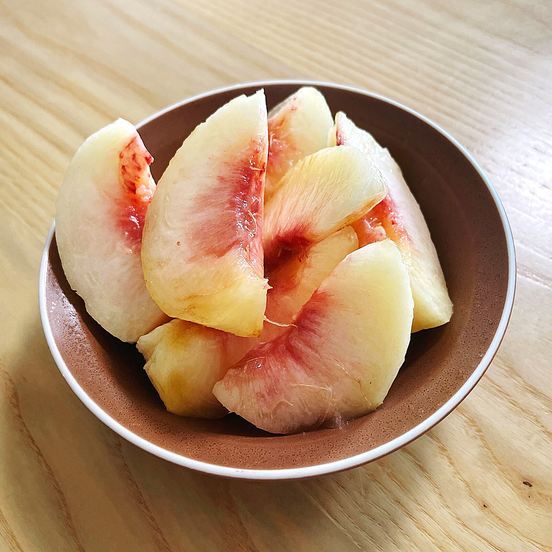 傷み桃 半分カット 桃をキレイに切りたい！どんな固さでも成功する裏技に「簡単！」「覚え