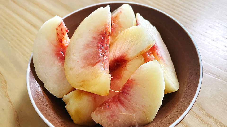 桃をキレイに切りたい！どんな固さでも成功する裏技に「簡単