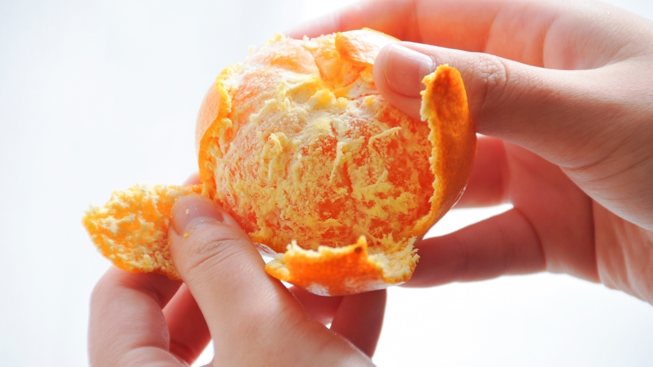 「え、こんなにキレイに！？」「缶詰みたい！」みかんの薄皮がスルッとむける裏技とは？
