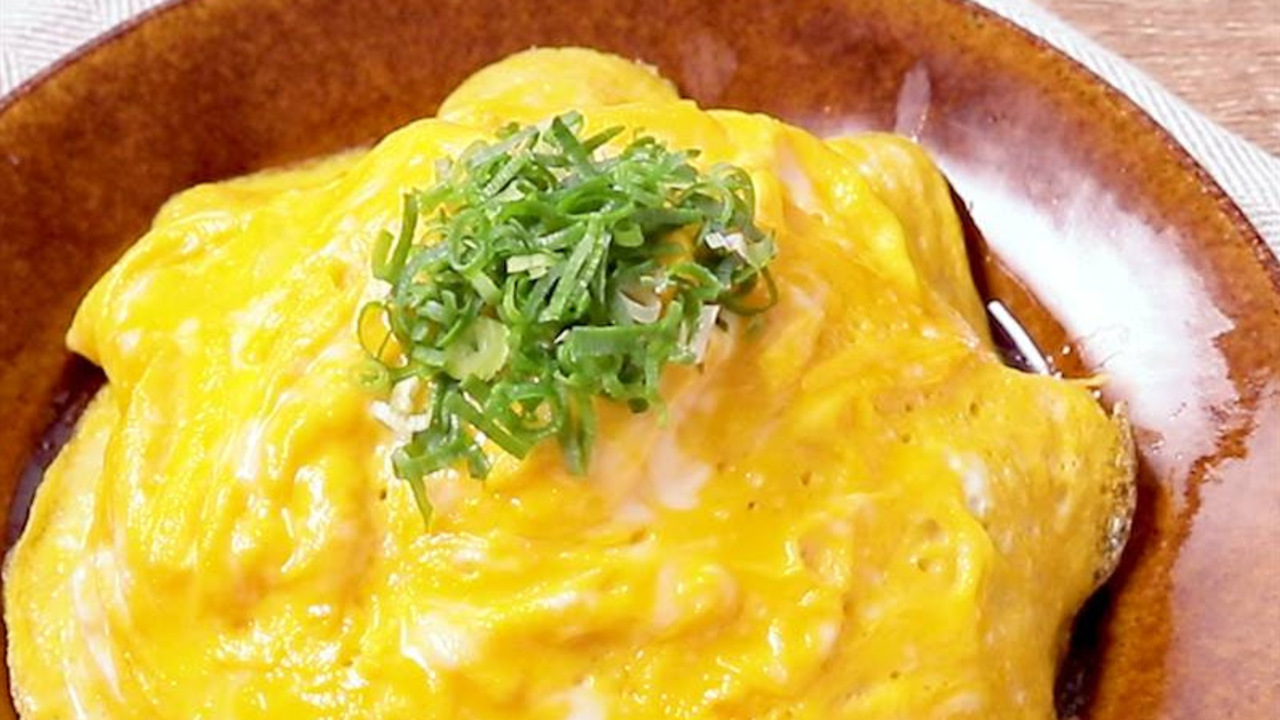 「オムライスではありません！」「これ一皿で大満足」ボリュームたっぷり！うどんレシピ