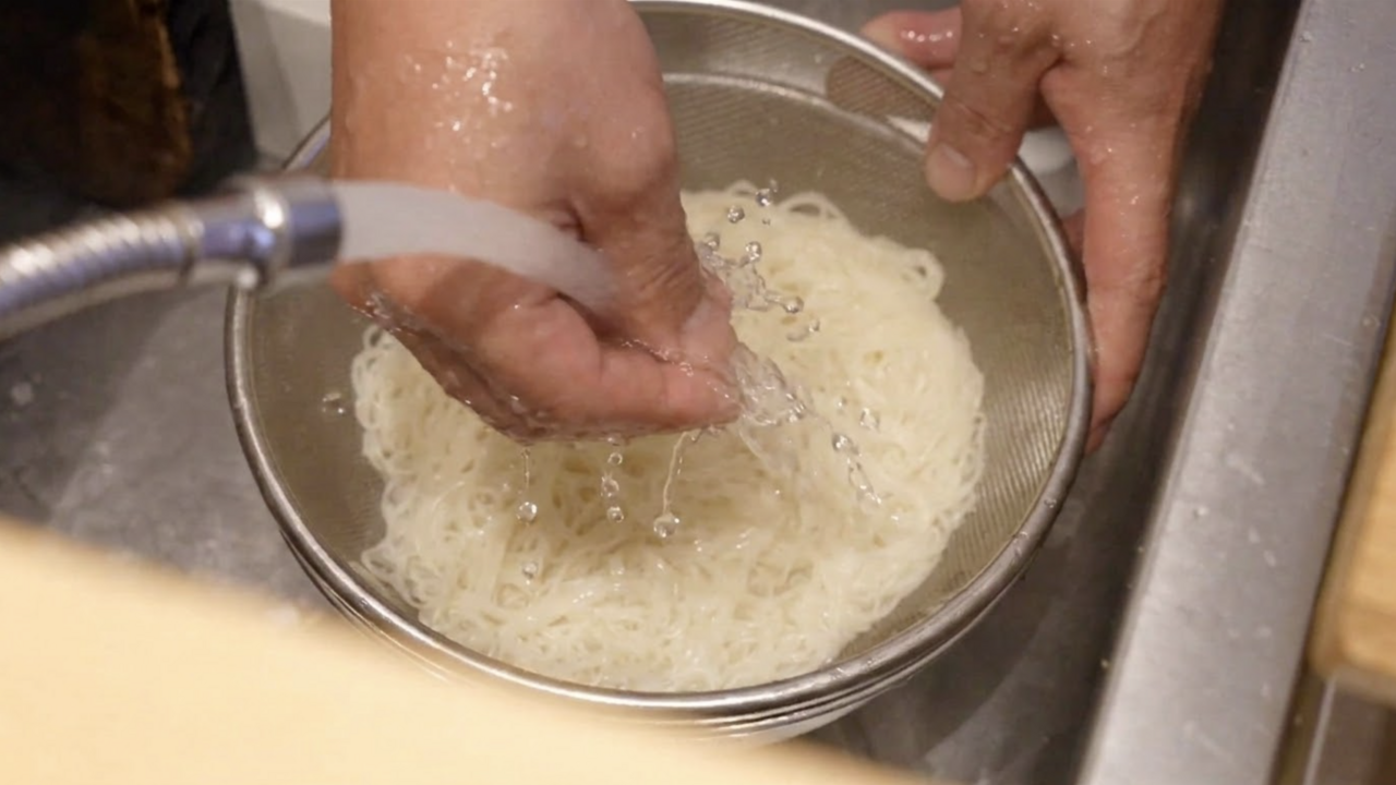 "茹でたそうめん"がくっつかない裏ワザとは？料理人直伝の茹で方に「夏前に流れてくるの神」