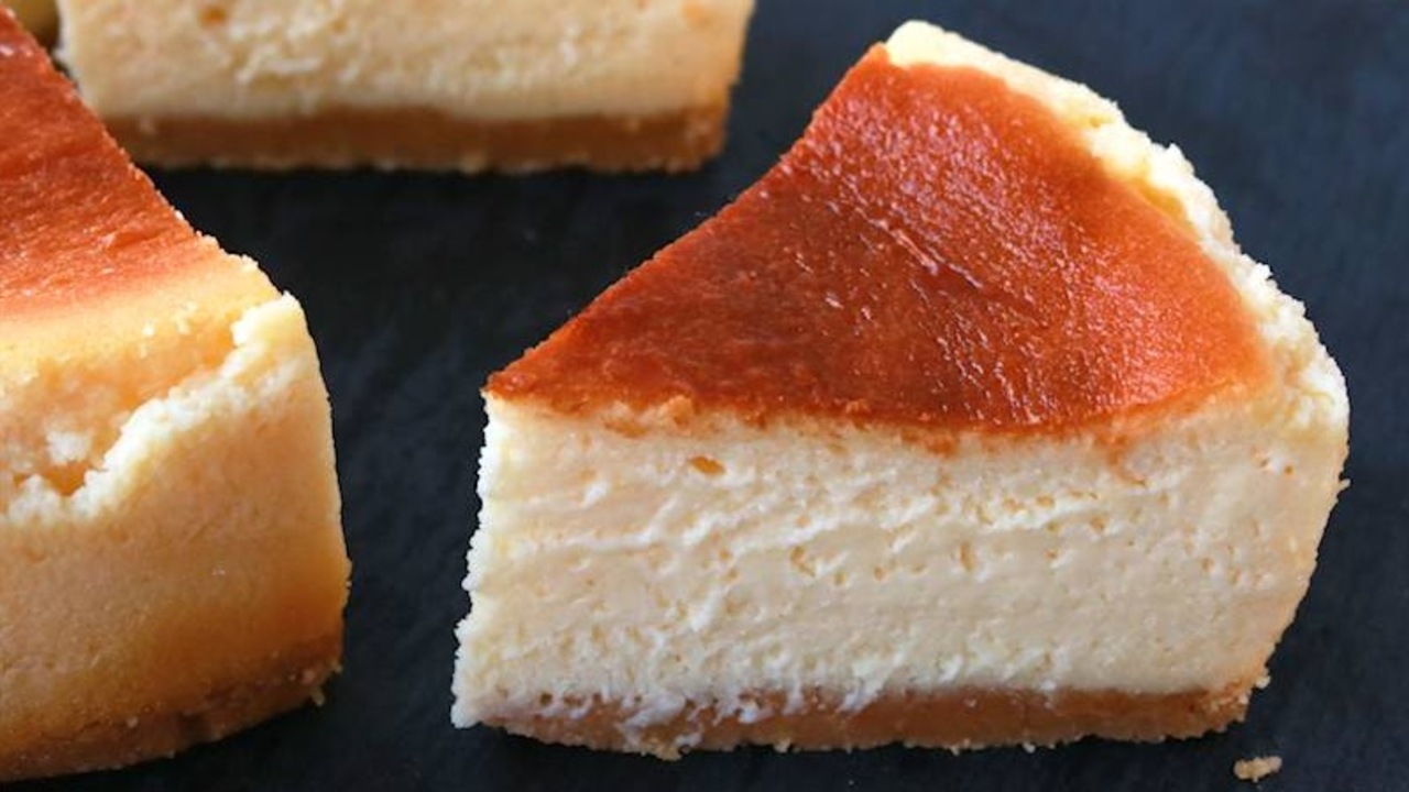 「混ぜて焼くだけなのにお店クオリティ！」驚くほどおいしい“濃厚チーズケーキ”の作り方