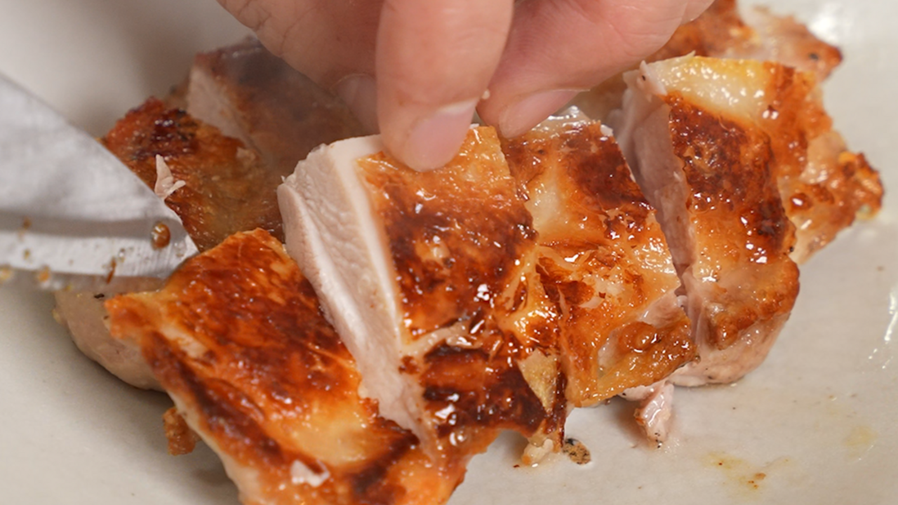 "鶏肉"をパリっと焼くには？400万回再生された有名シェフの知恵に「焼いただけなのに美味しそう…」