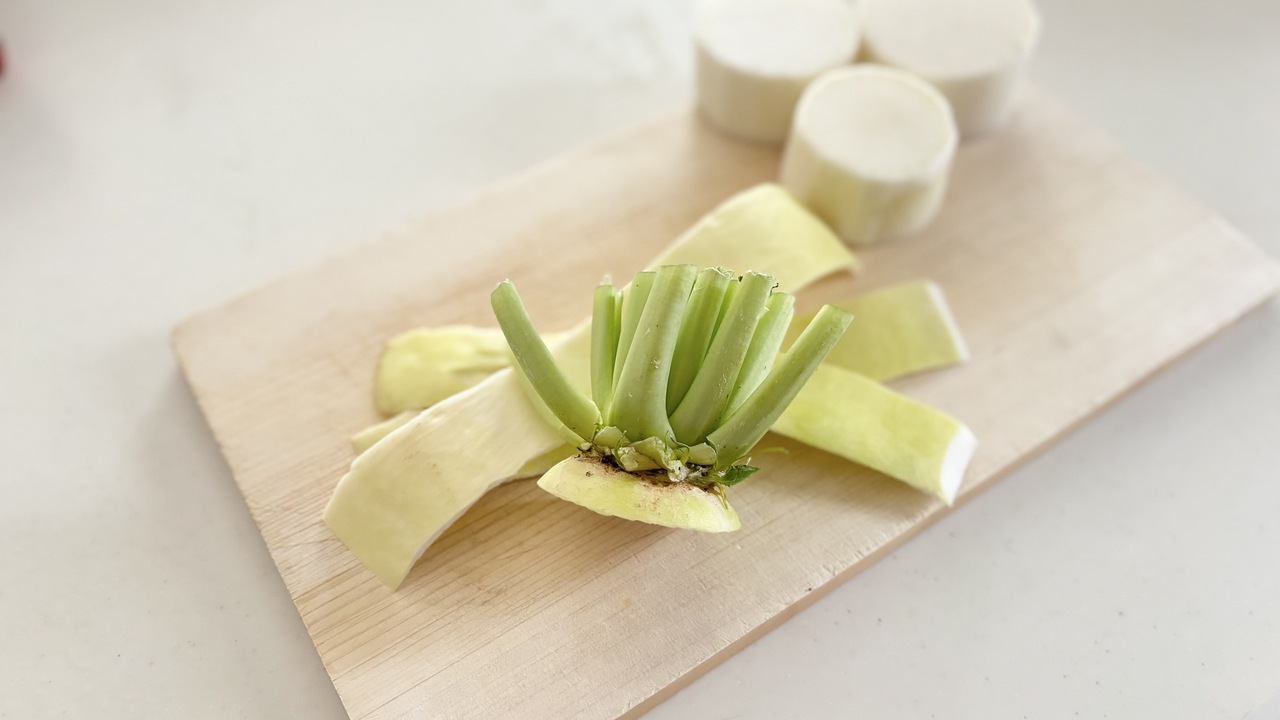 大根の“ヘタや皮”、捨てないで！意外すぎる活用方法に「次から絶対取っておこう…！」