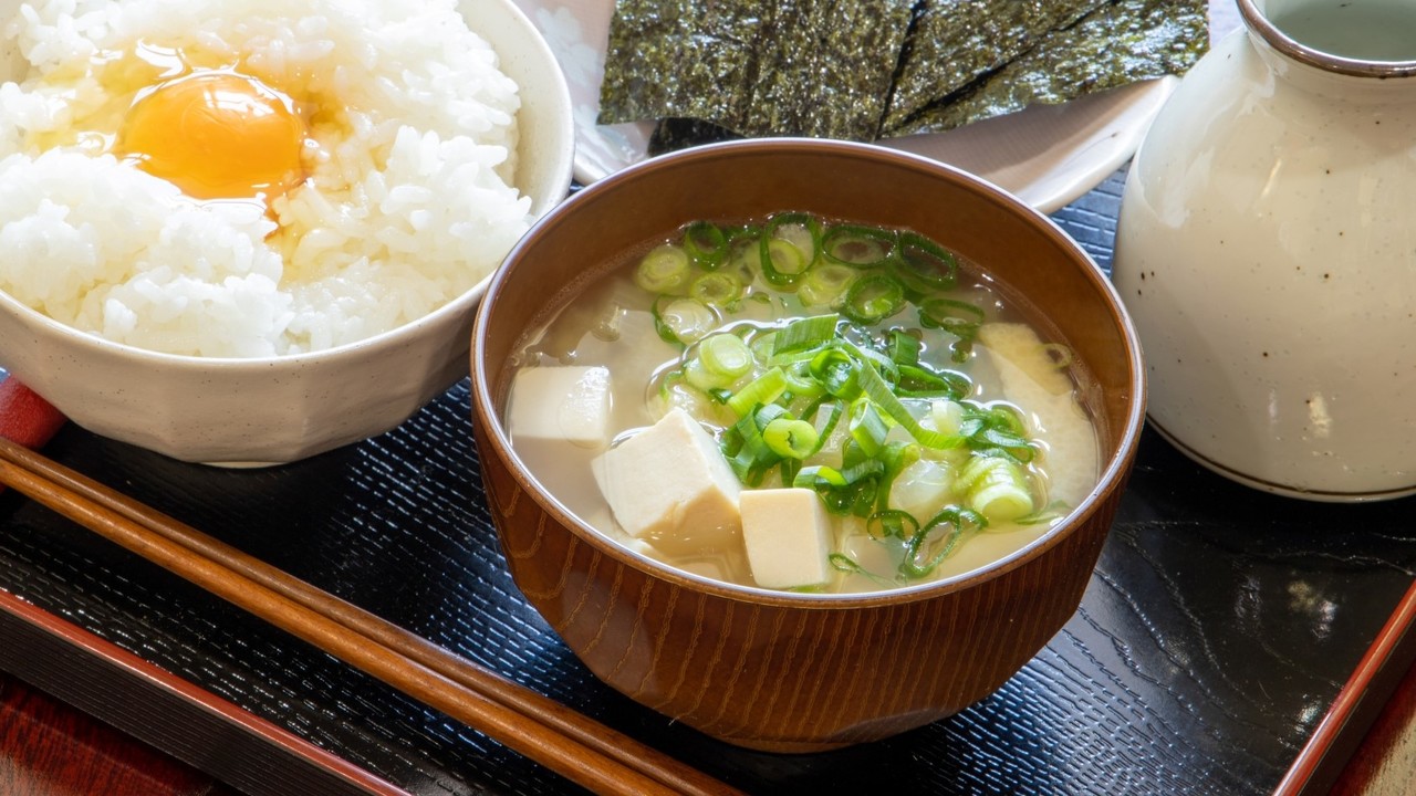 いちばん好きな“みそ汁”の具は？3位ねぎ、2位豆腐、僅差で1位だったのは…