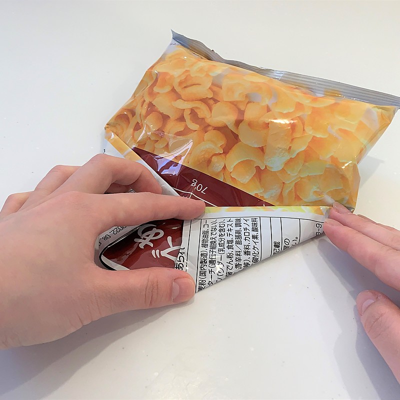 お菓子の袋をすぐに留めたい！クリップいらずの簡単な方法に「これは 