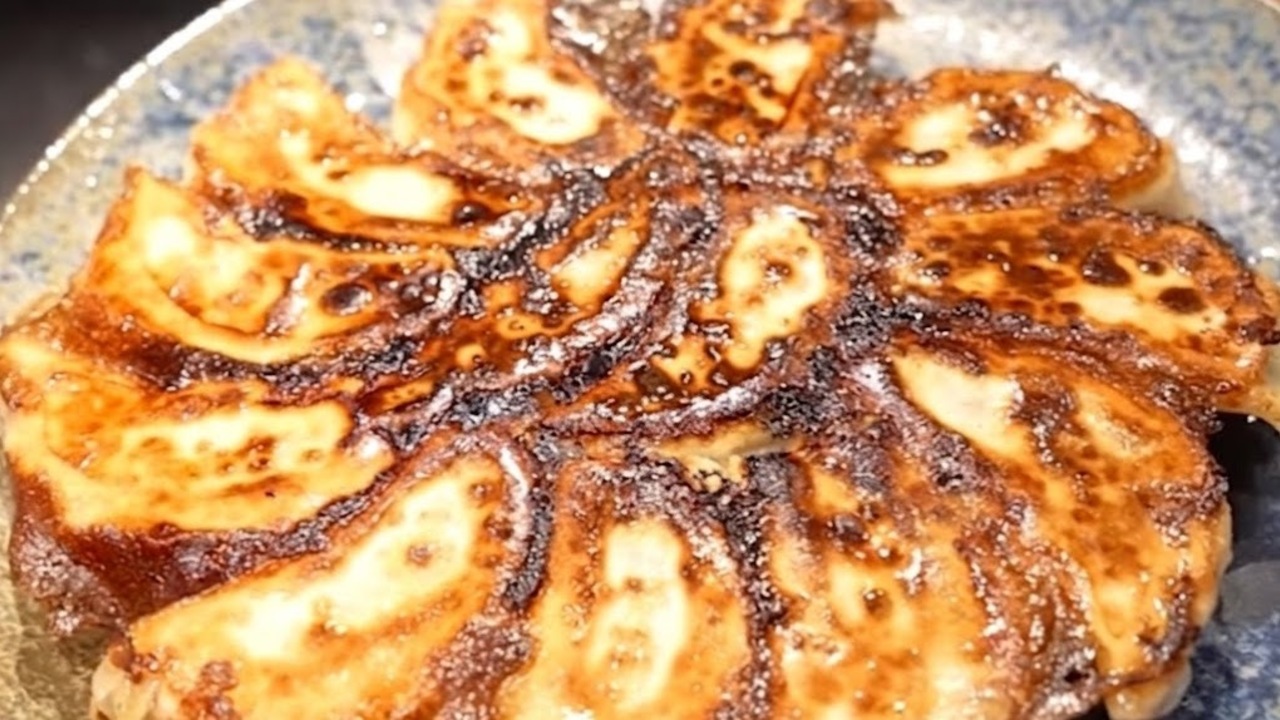 「今までで1番美味しく焼けた！」"餃子"の焼き方で600万回再生…プロの裏技とは