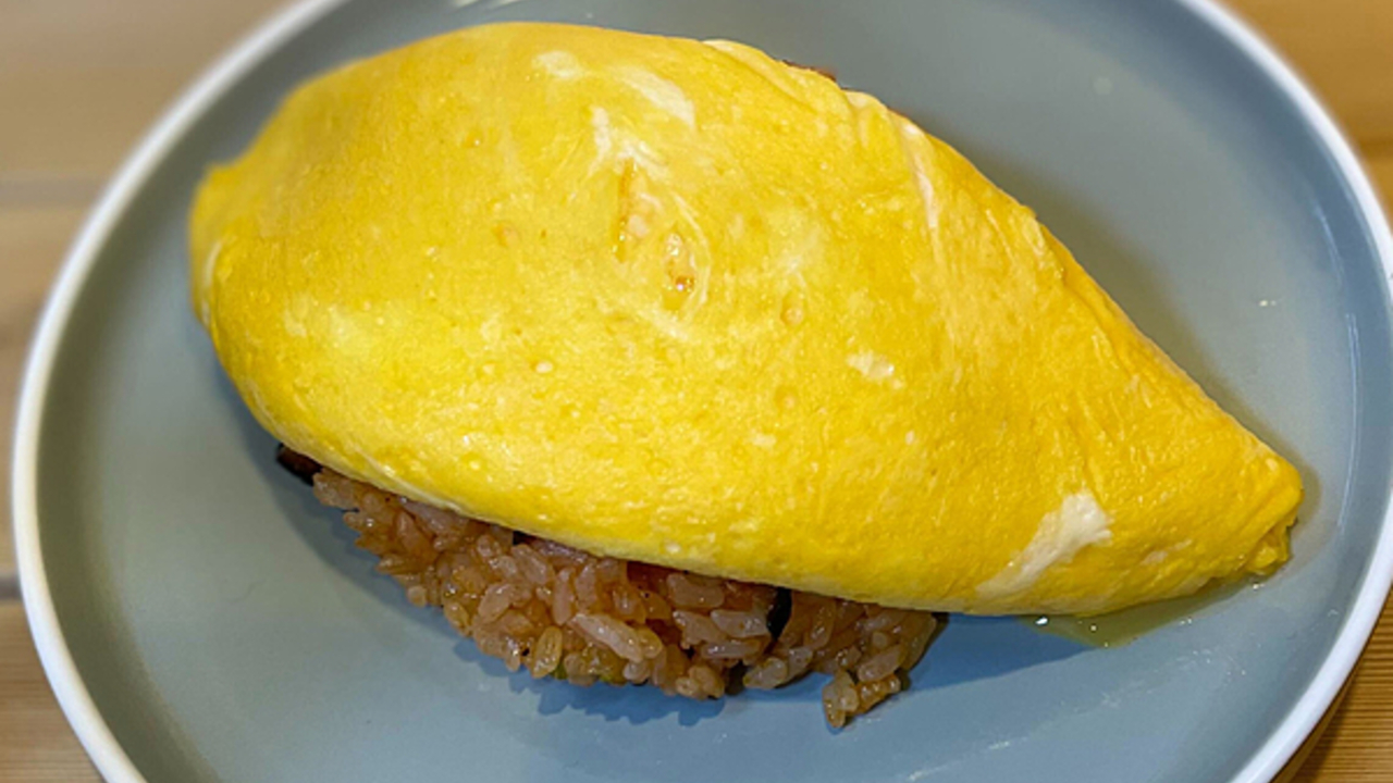 「オムライスの卵が破けない！」とろっと溢れるフワフワ卵になる裏技を試してみた