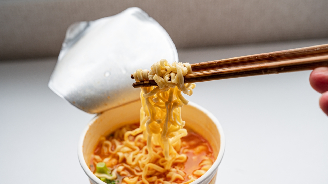 買い置きしてたカップ麺のフタが膨らんでる…これって食べていいの？気になる理由に「そういうことか！」