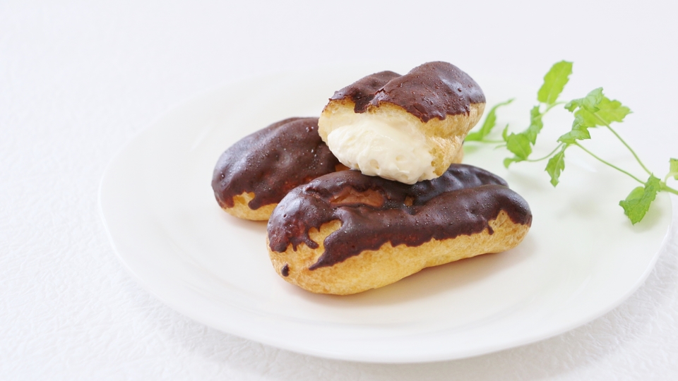 フランス菓子「エクレア」とは？由来や特徴、シュークリームとの違い 