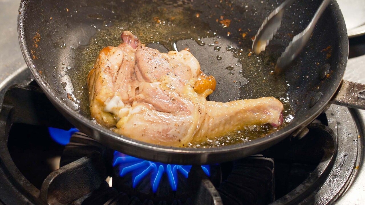 「皮がパリッパリに」プロが教える鶏肉の美味しい焼き方。簡単テクに「こんなん最高」