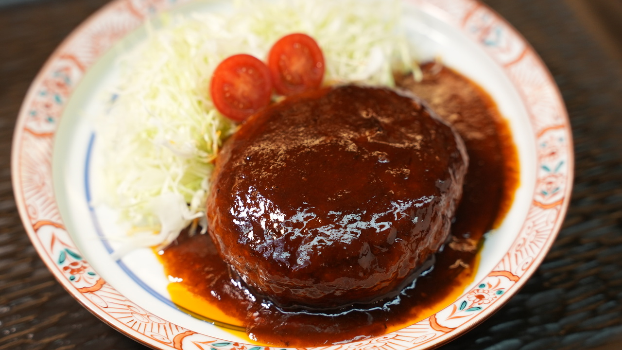 手が汚れない！700万回再生された有名シェフのハンバーグの作り方とは？「我が家の定番になりました」
