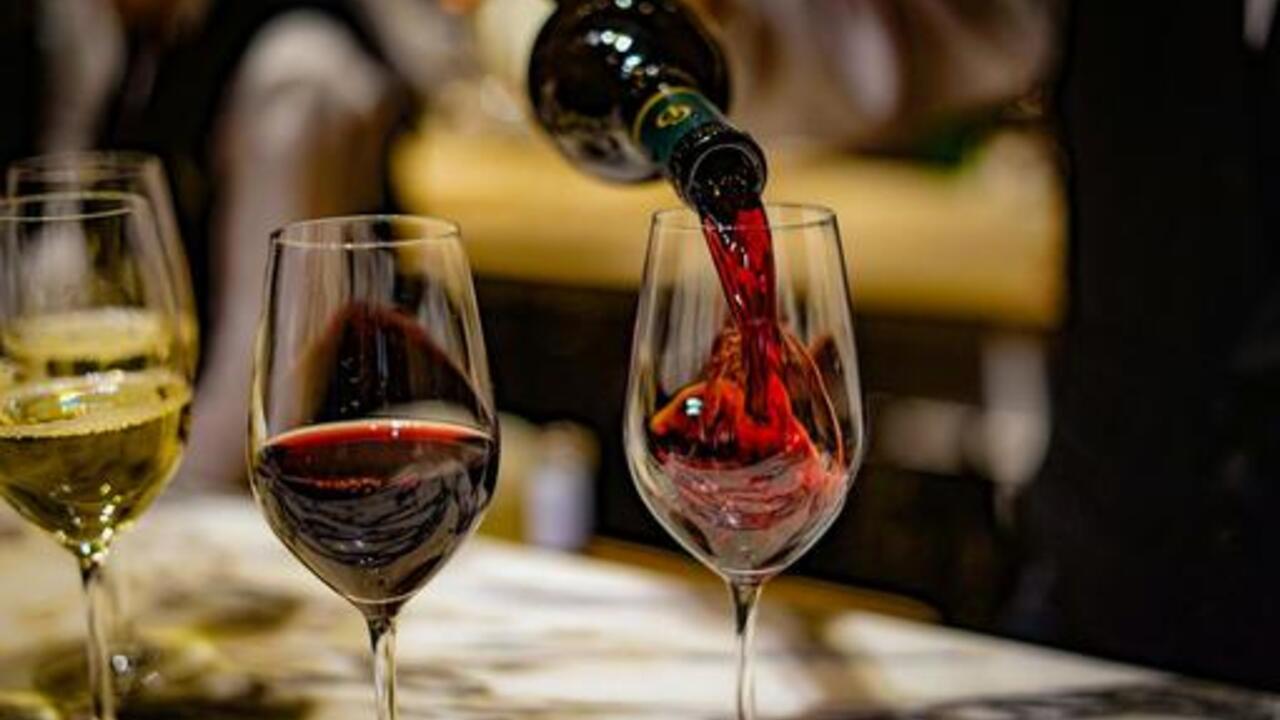 お店でワインを注いでもらうとき、グラスはどうするのが正解？やってはいけないNGマナーも紹介