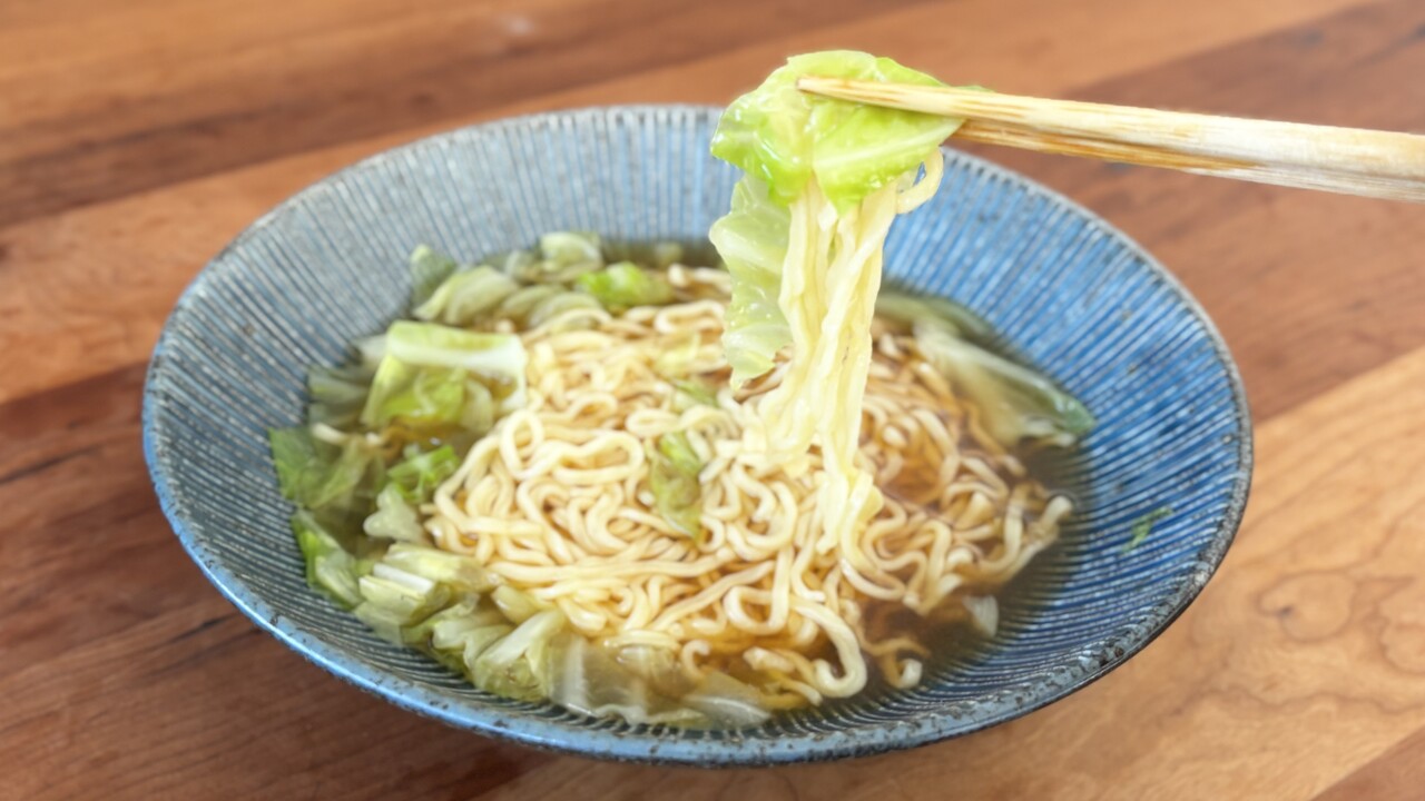 「鍋を使うの、もうやめた」インスタントラーメン、洗い物ほぼゼロで作れる“ラク技”