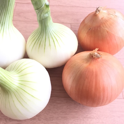 「普通の玉ねぎ」と「新玉ねぎ」は何が違う？【味や使い分けるポイントも解説】