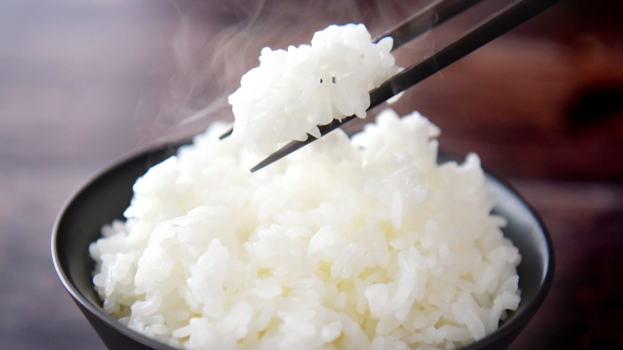 冷蔵庫でマズくなった“冷やご飯”が劇的においしくなる裏技とは？「こんな簡単に！？」「炊き立てみたい」