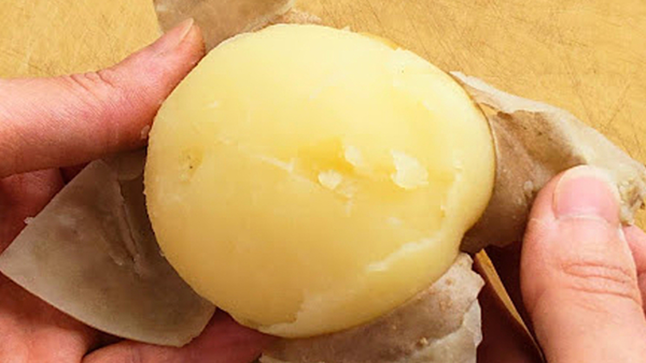 「包丁やピーラーは使わない！」覚えておきたい“野菜の簡単な皮むき”方法5選とは？