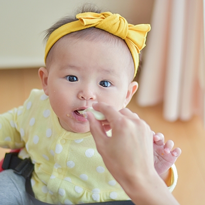 赤ちゃんに 蜂蜜 を食べさせると危険なのはなぜ 乳幼児への食事提供について専門家に聞いた クラシル